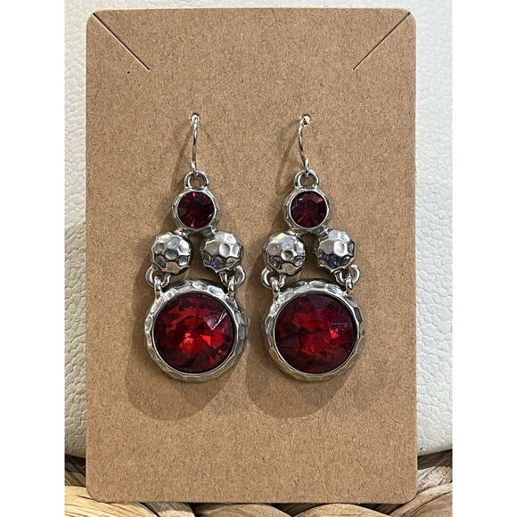 Red Rhinestone Facet Silver Tone Hammered Dangle Earrings Glam Chic Runway - Picture 1 of 6